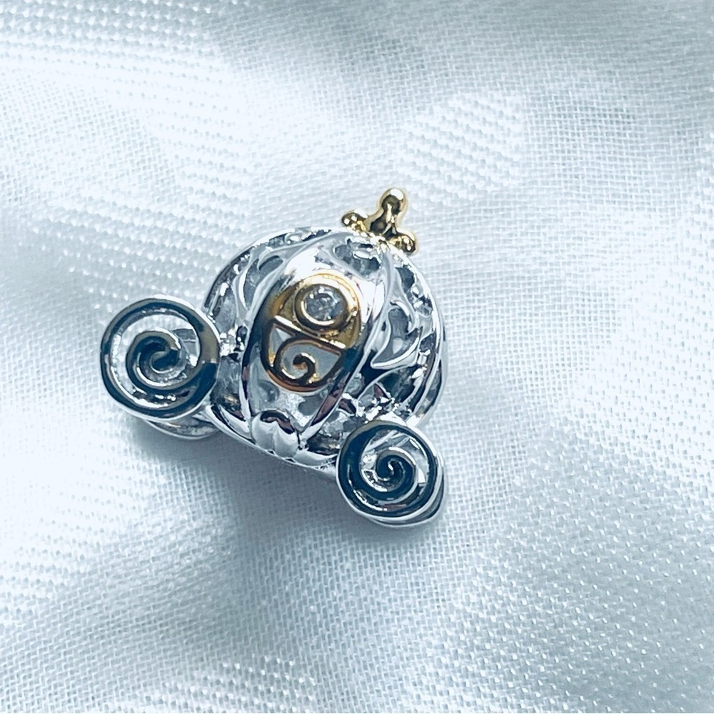 🏰 NWOT Princess Cinderella's Carriage Charm✨